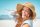 Donna in spiaggia con cappello per proteggersi dal sole