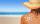 Schiena di donna esposta al sole in spiaggia