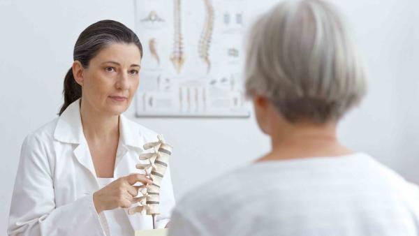 Degenerazione della colonna vertebrale in menopausa